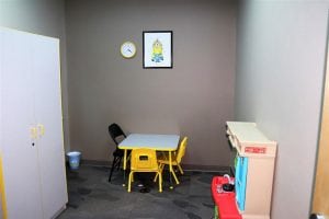 Rocket-themed therapy room at the Zaragoza therapy office.