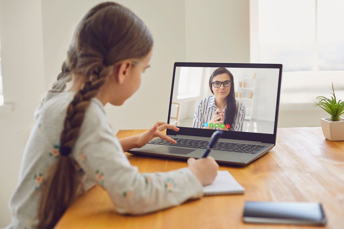 bilingual-speech-therapy-el-paso-teletherapy Girl in a video session with her therapist; bilingual English and Spanish speech therapy in El Paso